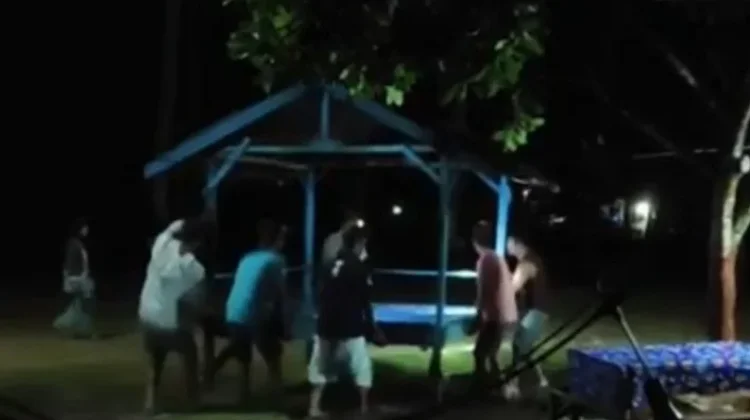 Warga Buol Gotong Royong Benahi Wisata Maninang Beach