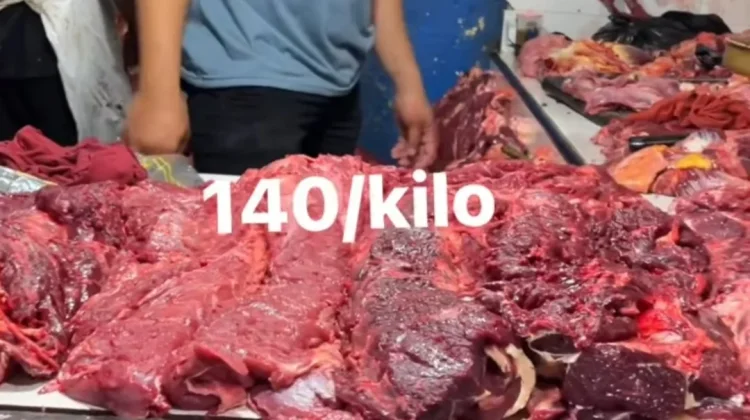 Lapak penjualan daging sapi di pasar Susumbolan ramai pembeli jelang Idul Fitri