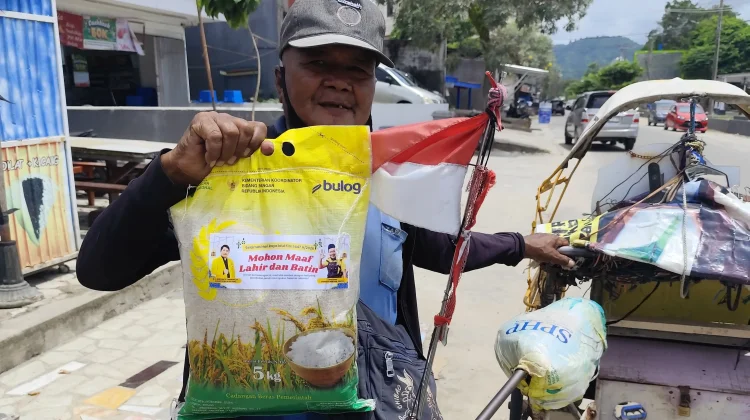 Fraksi Golkar DPRD Tolitoli Salurkan 2 Ton Beras untuk Warga Rentan