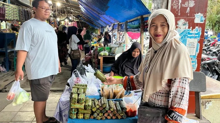 Ibu Sunarti pedagang di pasar Susumbolan banjir orderan burasa jelang Idul Fitri
