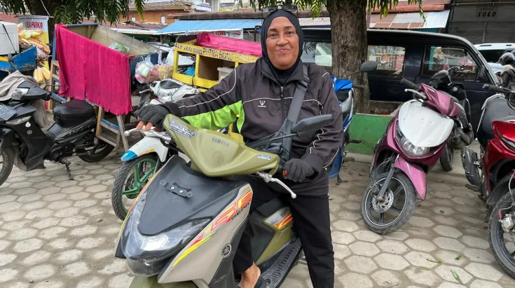 Perjuangan Ibu Tujuh Anak Jadi Tukang Ojek