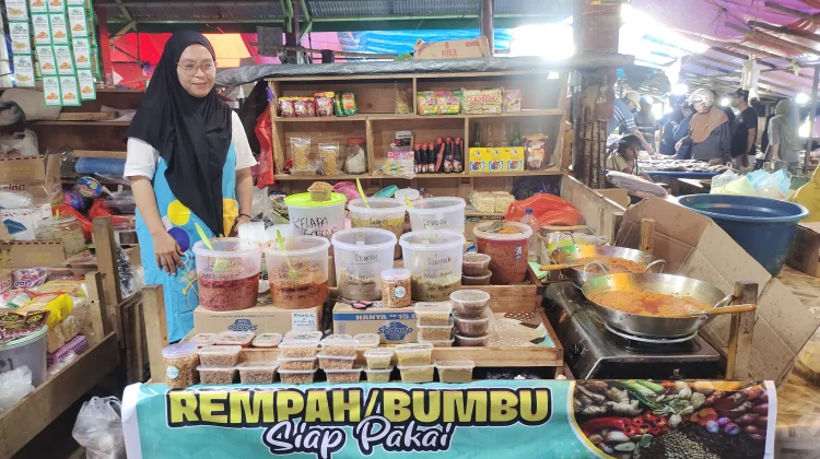 Nurlia sudah delapan tahun berjualan rempah/ bumbu siap pakai