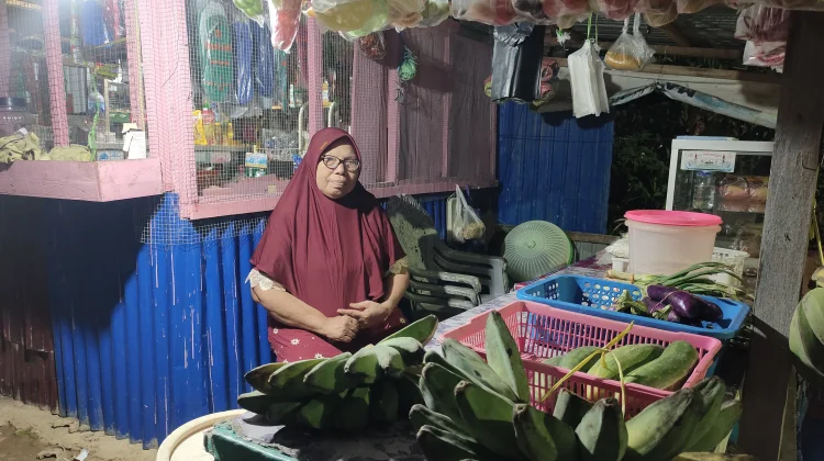Ibu Salmawati membuka warung kelontong membantu perekonomian keluarga