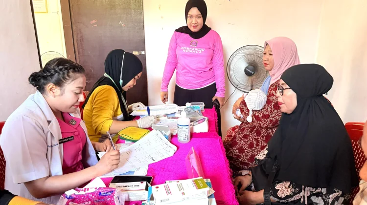 Pasca Lebaran Warga Antusias Memeriksa Kesehatan di Posyandu Kemala