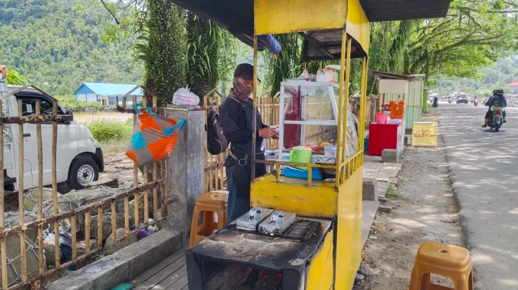 Penjual Buroncong Keliling yang Bertahan di Tengah Penertiban
