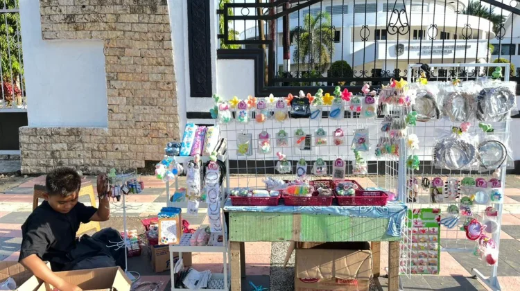Kisah Hairul, Bocah Penjual Mainan di CFD Buol, Harga Mulai Rp3 Ribu