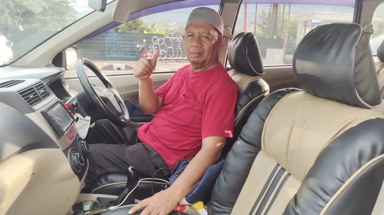 Hasman Haseng setelah pensiun tak malu bekerja sebagai driver online