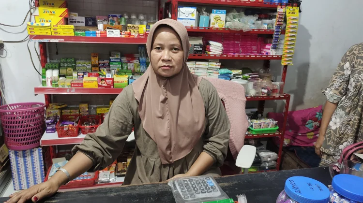 Hj.Mariam sukses mengelola warung di Basidondo