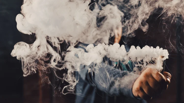 Asap Rokok dan Vape Picu Penyakit Jantung Paru