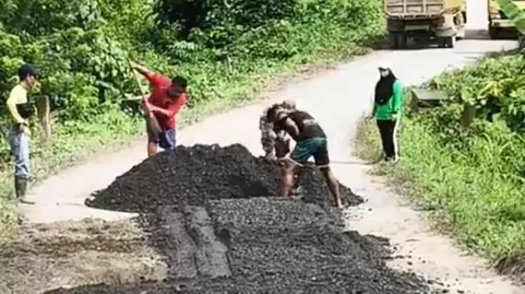 Warga dan Pemdes Lomuli Bersatu Tambal Jalan Berlubang