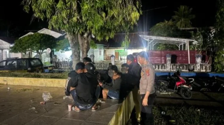 Warga Resah, Polisi Amankan 7 Pemuda yang Minum Miras di Anjungan Leok