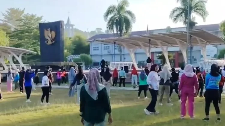 Senam Rutin PNS di Taman Kota Tolitoli.