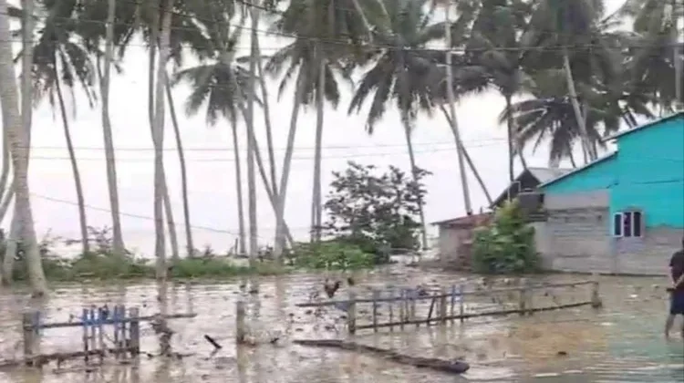 Air Laut Genangi Jalan di Lakea I, Warga Khawatir Ombak Besar