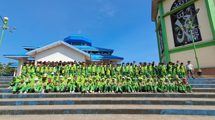 Serunya Outdoor Class, Siswa Belajar Rumah Adat Sambil Berkreasi