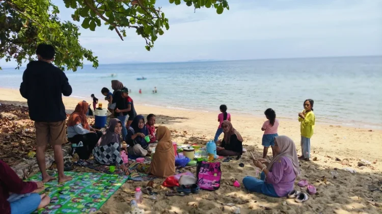 Menikmati Akhir Pekan di Pantai Lalos.
