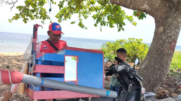 Es Krim Keliling Laris Manis diPantai Lalos