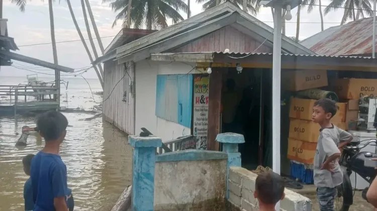 Banjir Rob Rusak 22 Rumah di Desa Lakea