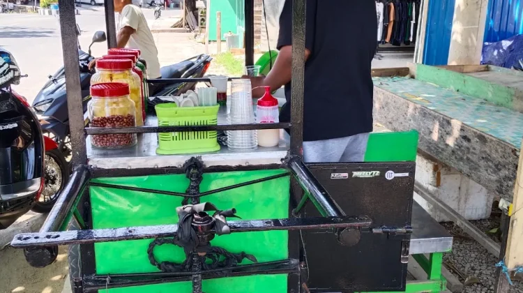 Penjual Cendol Bertahan ditengah Kenaikan Harga Bahan