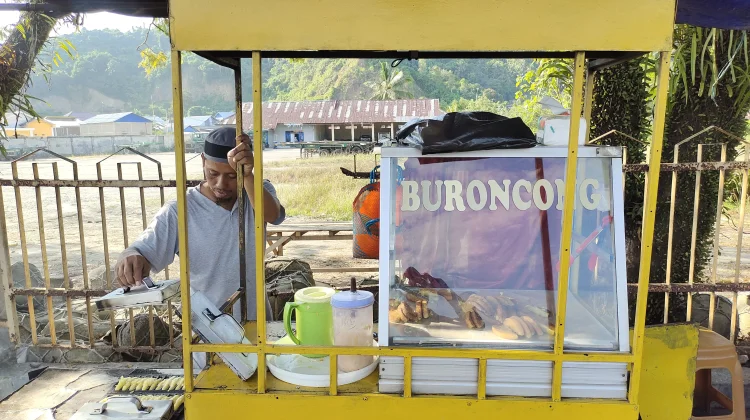 Abi Hasan penjual Buroncong laris di jalan moloon