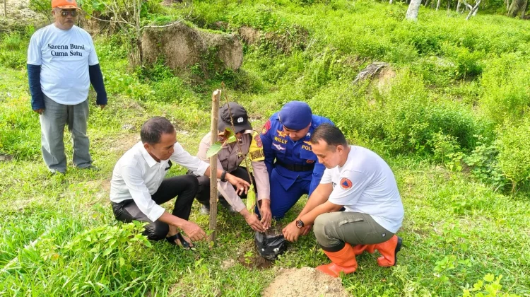 Polairud Polres Parimo Tanam 100 Bibit Pohon di Pesisir