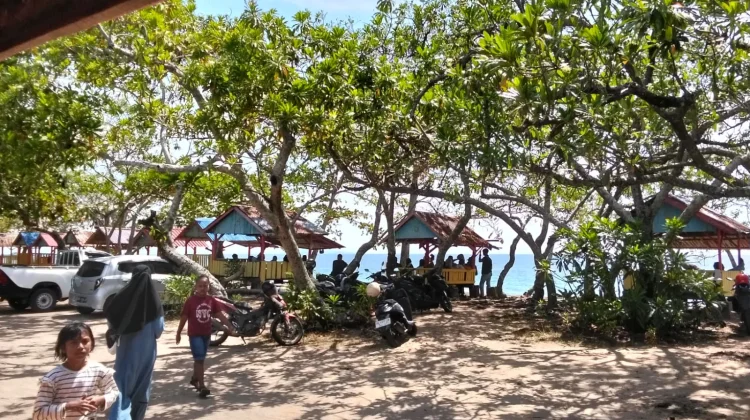 Gazebo Rusak, UMKM Pantai Batu Bangga Mengeluh