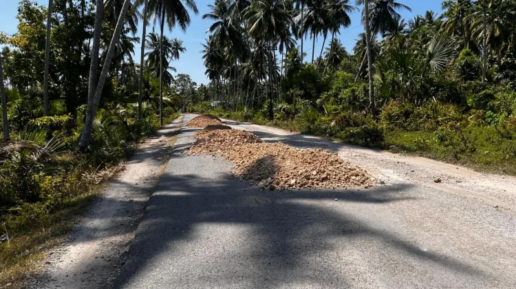 Anggota DPRD Inisiasi Perbaikan Jalan di Kecamatan Bukal