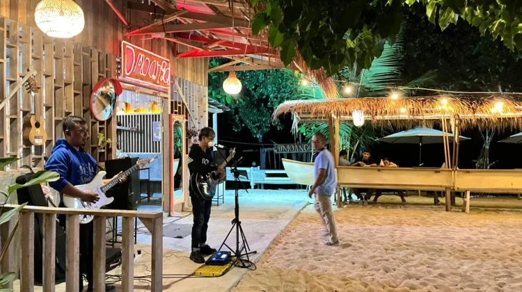 Liburan Seru di Pantai Moanga, Buol: Nikmati Laut Indah Sekaligus Kulineran Santai