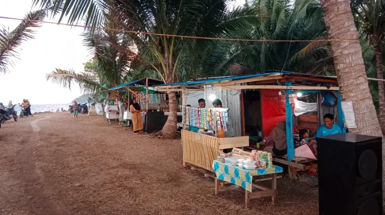 UMKM Tolitoli Manfaatkan Ramainya Wisata Pantai Katayan