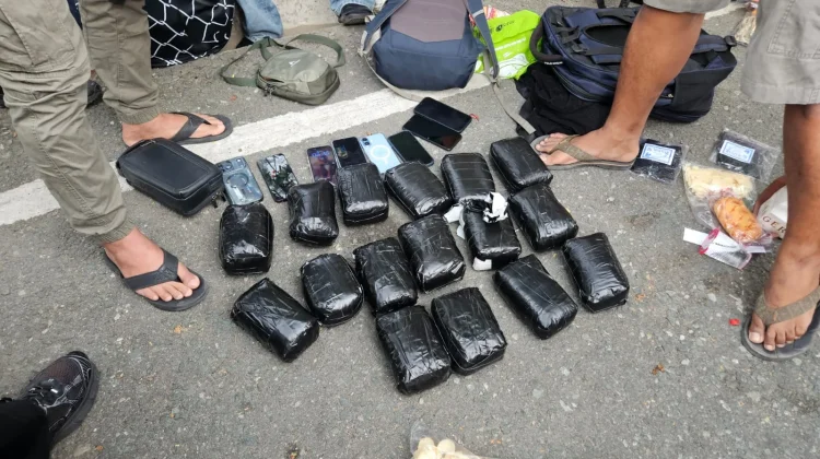 Polda Sulteng Tangkap 6 Kurir Sabu di Bandara Mutiara Sis Al-Jufri Palu