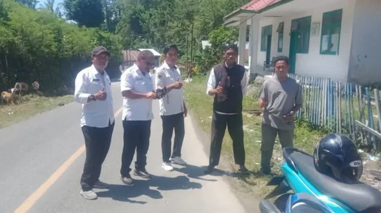 Lampu Jalan Buol Terang, Lurah Kumaligon Kawal Pemasangan Langsung