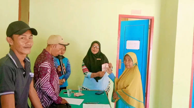 Pemdes Monano Salurkan Bantuan Sosial untuk Warga