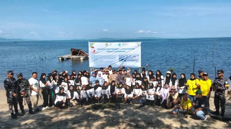 Mahasiswa Keperawatan Tolitoli Tanam Mangrove di Desa Ginunggung