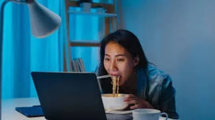 Sering Ngemil Larut Malam? Hati-hati, Gula Darah Bisa Naik Drastis