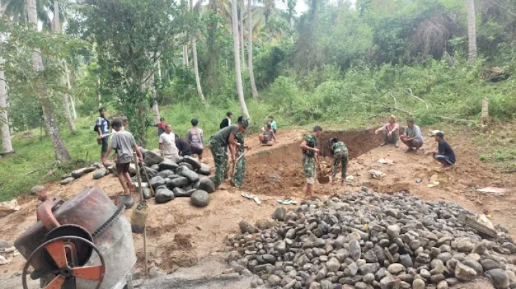 Babinsa dan Warga Gotong Royong Bangun Jembatan Garuda di Tinombo