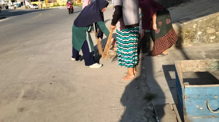 Kelompok Ibu-Ibu PKH Salamae Gelar Jumat Bersih