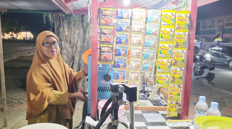 Enam Tahun Berjualan, Yuli Andalkan Ramainya Taman Kota Tolitoli