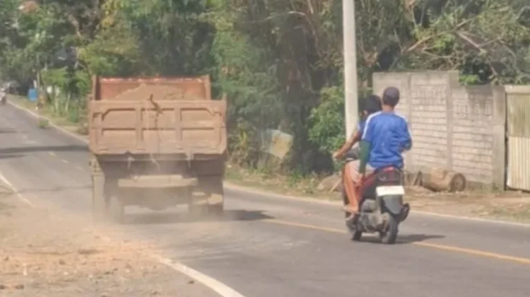 Truk Material Cemari Jalan, Warga Buol Mengeluh