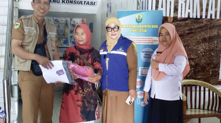 Dinsos Buol Salurkan Bantuan Korban Kebakaran Leok I