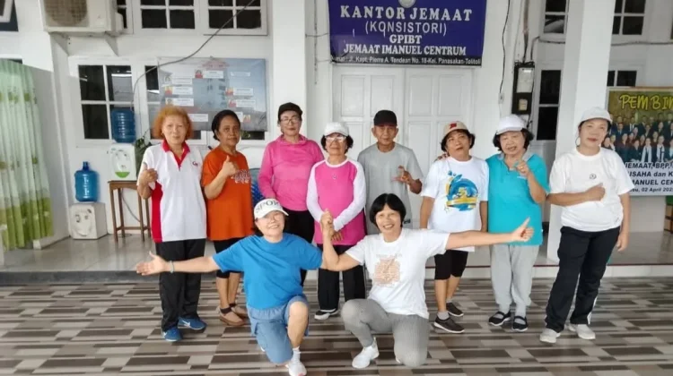 Komunitas Lansia GPIBT Immanuel Tolitoli melaksanakan senam anti Stroke