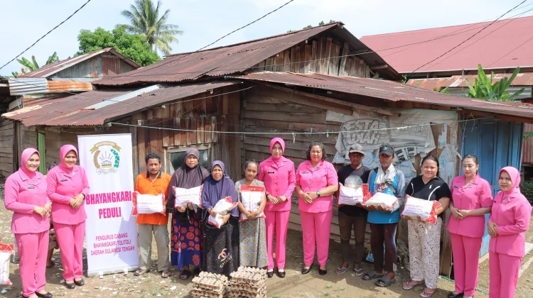 Wujudkan Kepedulian Terhadap Sesama Bhayangkari Tolitoli Bagi Bansos