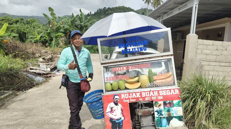 Dari berjualan Rujak bang Umar sekolahkan anak hingga sarjana