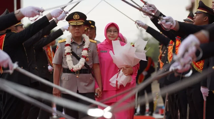 Pedang Pora Warnai Pelepasan Irjen Endi Sutendi