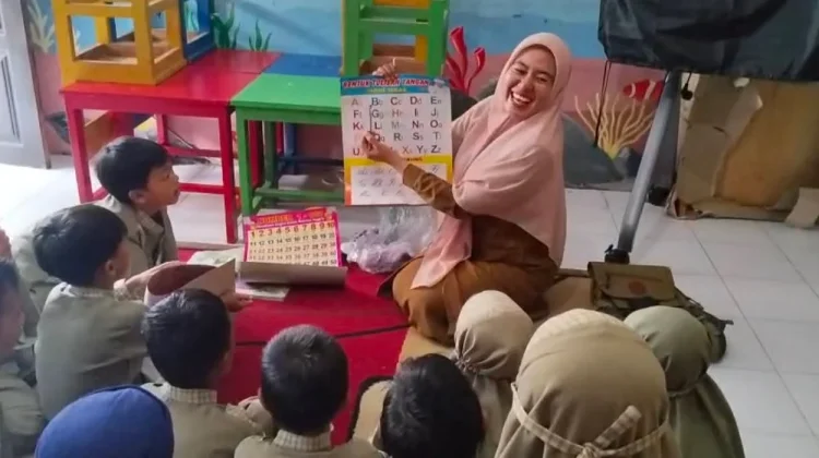 Berawal dari Hobi, Johana Jhoni Tergerak Tingkatkan Literasi Anak di Desa Terpenci