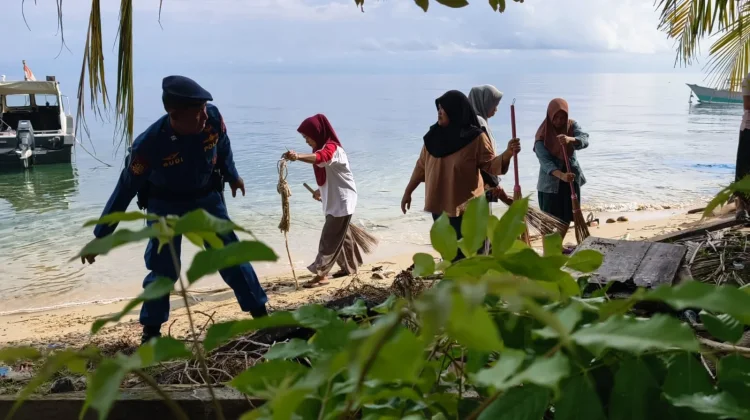 Satpolairud Polres Parigi Moutong Gelar Aksi Kebersihan di Pantai Lebo