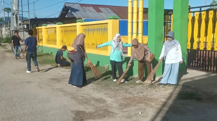 Jumat Bersih, Warga Nalu Gotong Royong Bersihkan Lingkungan