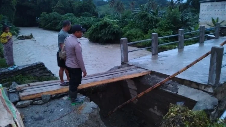 Jembatan Penghubung Antar Dusun di Sibalago Jebol Diterjang Banjir