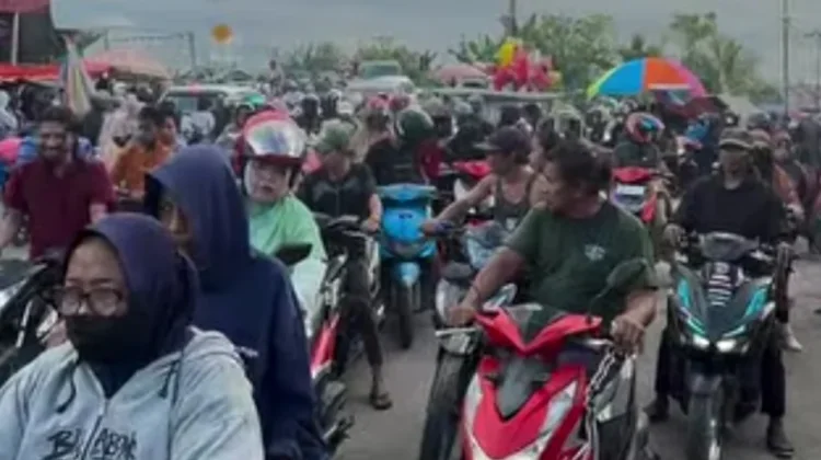 Jembatan Panjang Buol Macet Parah Jelang Idul Adha