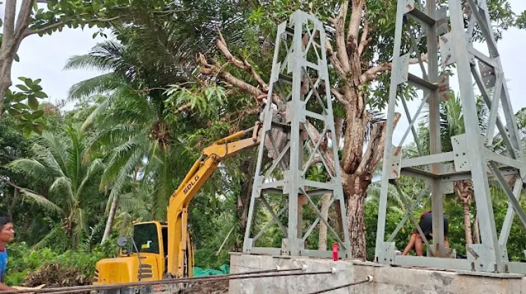 Babinsa dan Warga Gotong Royong Pasang Tiang Jembatan Garuda