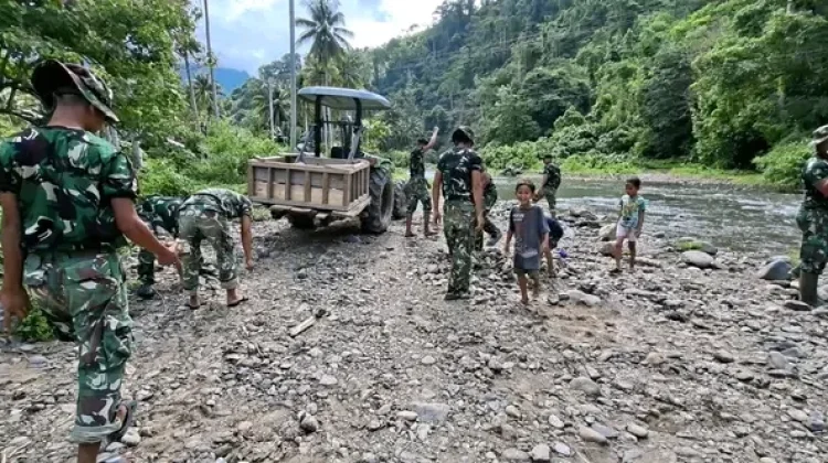 Babinsa dan Warga Gotong Royong Siapkan Material Jembatan Garuda