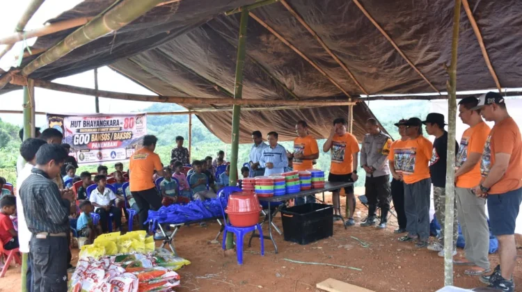 Polda Sulteng-Komunitas Offroader Salurkan Bansos Sambut Hari Bhayangkara